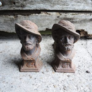 Anciens Chenets en Fonte l'Homme au Chapeau