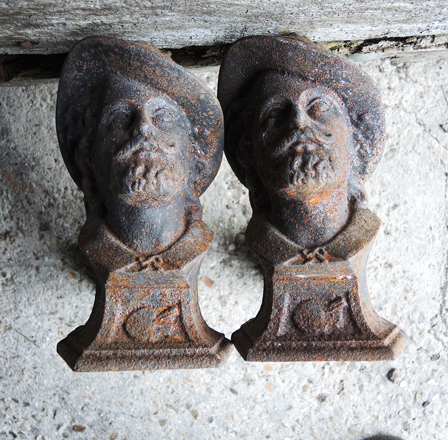 Anciens Chenets en Fonte l'Homme au Chapeau (3)