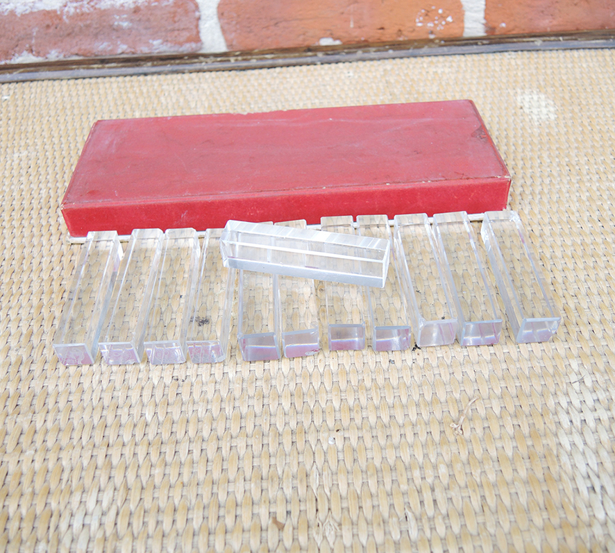 12 Anciens Porte Couteaux en Cristal de Baccarat (1)
