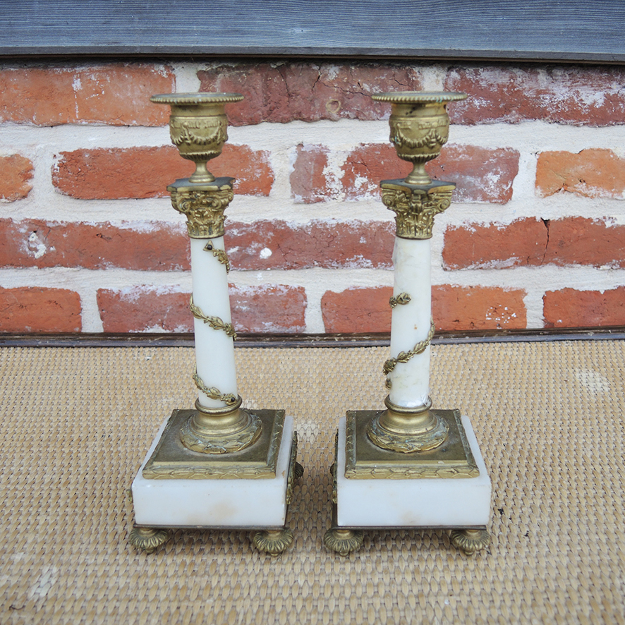 2 Anciens Bougeoirs Colonne en Marbre Blanc et Laiton (5)
