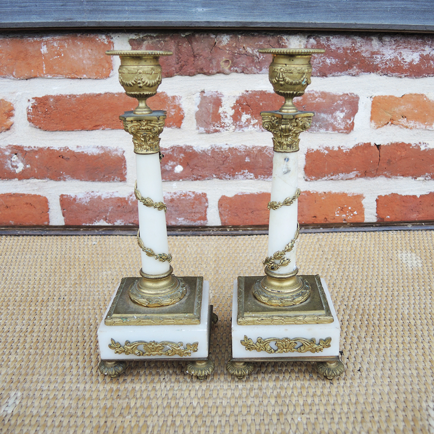 2 Anciens Bougeoirs Colonne en Marbre Blanc et Laiton (6)