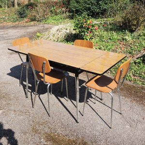 4 Anciennes Chaises & Table Extensible en Formica 'Faux Bois'