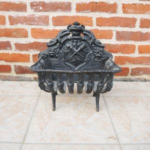 Ancien Berceau à Bûches en Fonte Noire de Style Rocaille