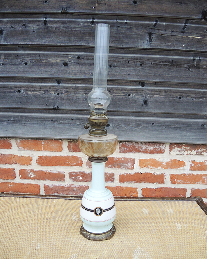 lampe-petrole-matador-vintage Ancienne Lampe à Pétrole Matador en Céramique, Laiton et Verre