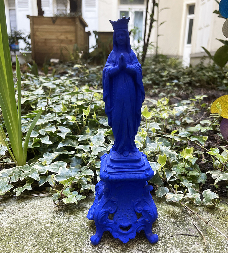 statuette-vierge-fonte-vintage Ancienne Statuette Vierge en Fonte Peinte Bleu Klein