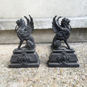 Anciens Chenets de Cheminée en Fonte Griffon