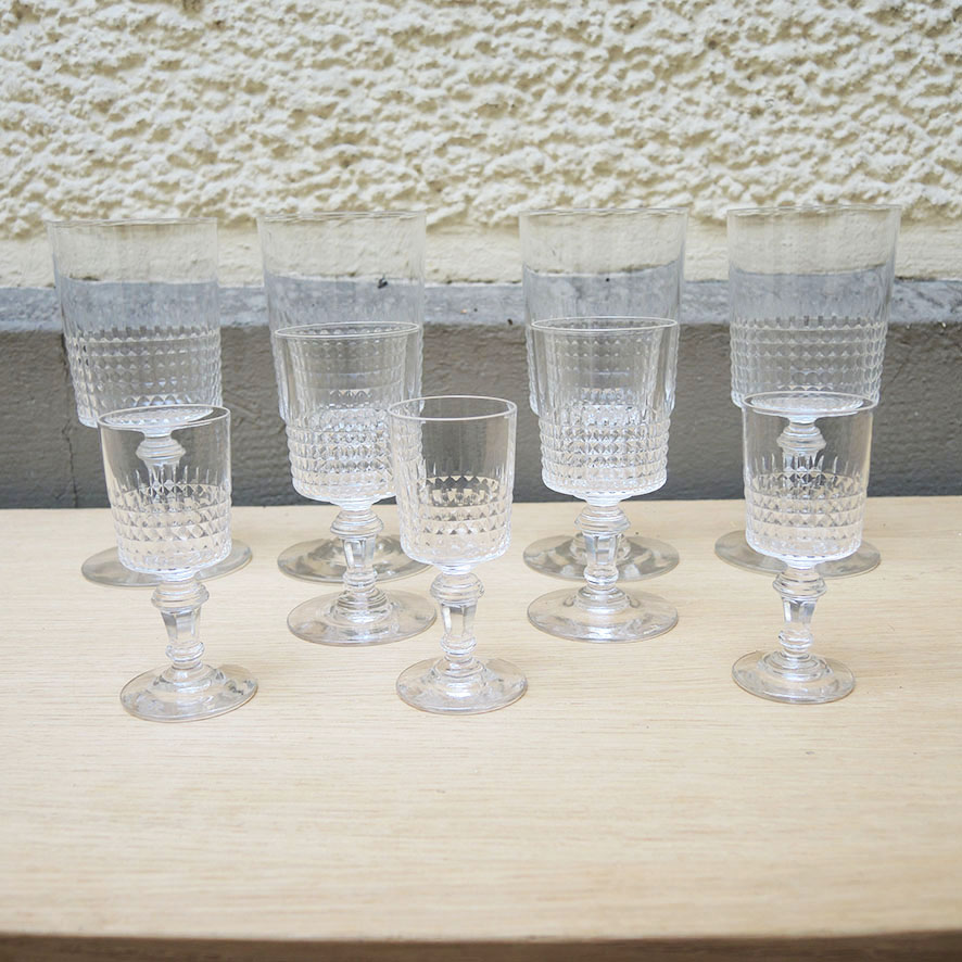 verres-pied-baccarat-vintage Lot de 9 Anciens Verres à Pied de Style Baccarat