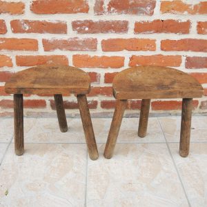 2 Anciens Tabourets de Traite Demi-Lune en Bois Massif