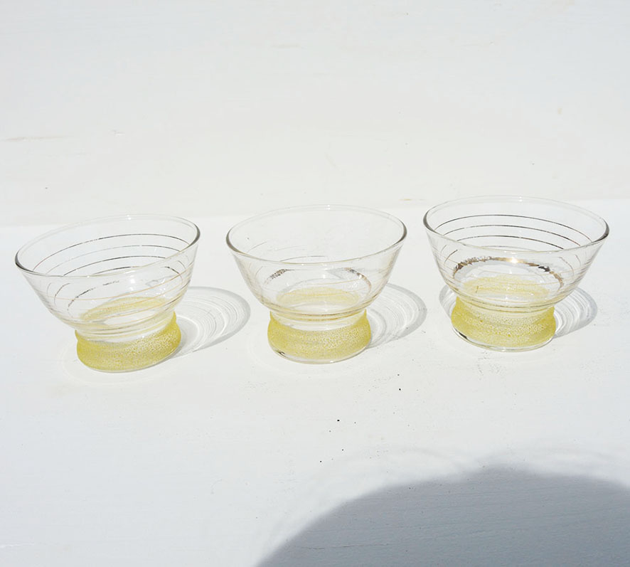 coupes-verre-granite-jaune-vintage 3 Anciennes Coupes en Verre 'Granité' Jaune