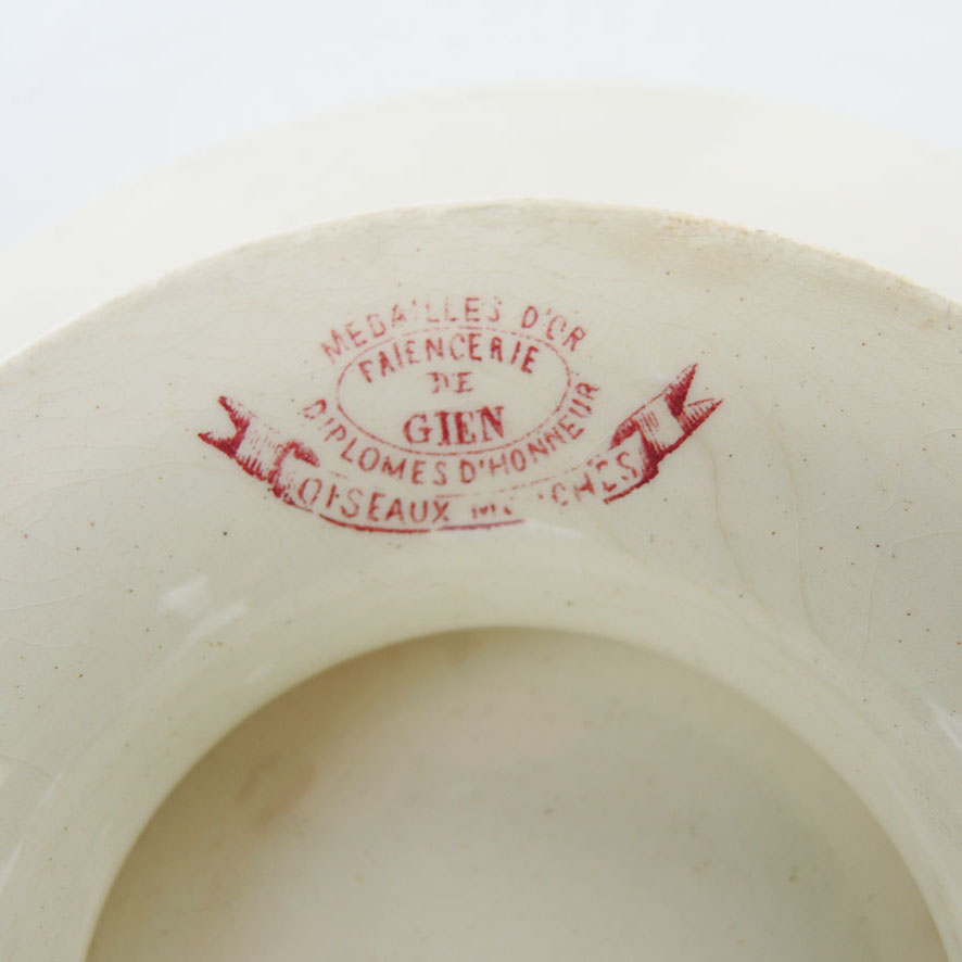Ancien Plat à Tarte sur Pied en Céramique Gien - Decor Oiseaux Mouches – Image 2