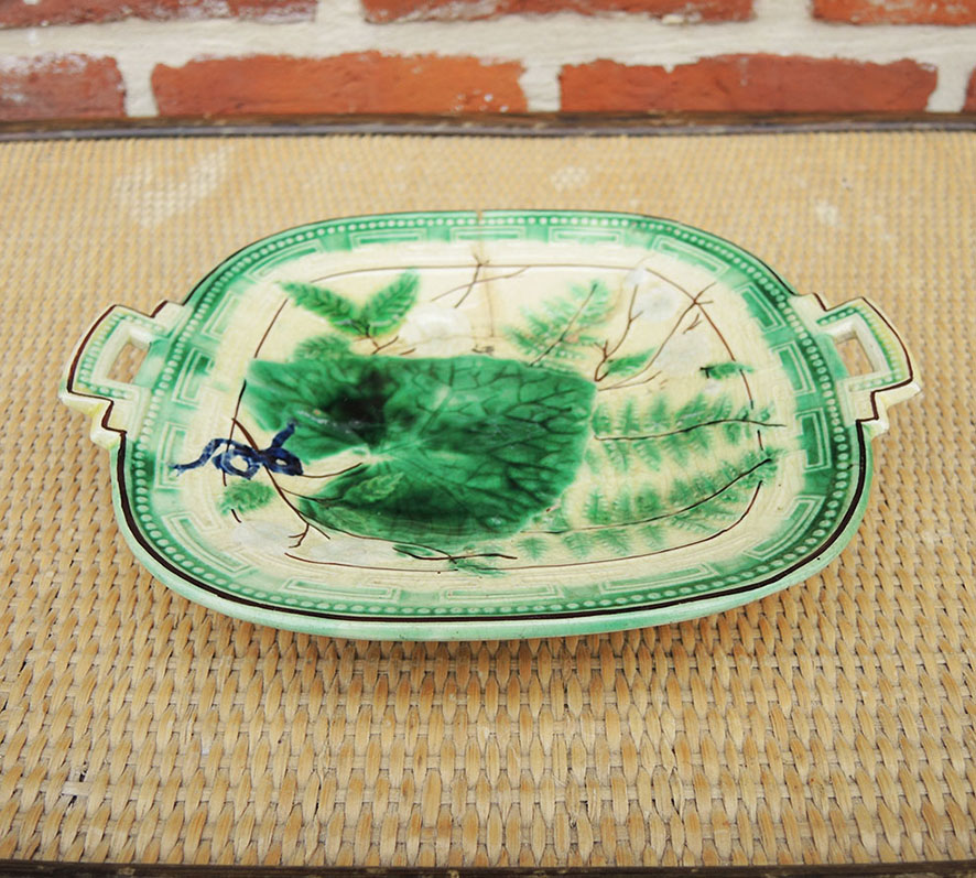 Ancienne Assiette Carrée en Barbotine Décor Végétal – Image 3