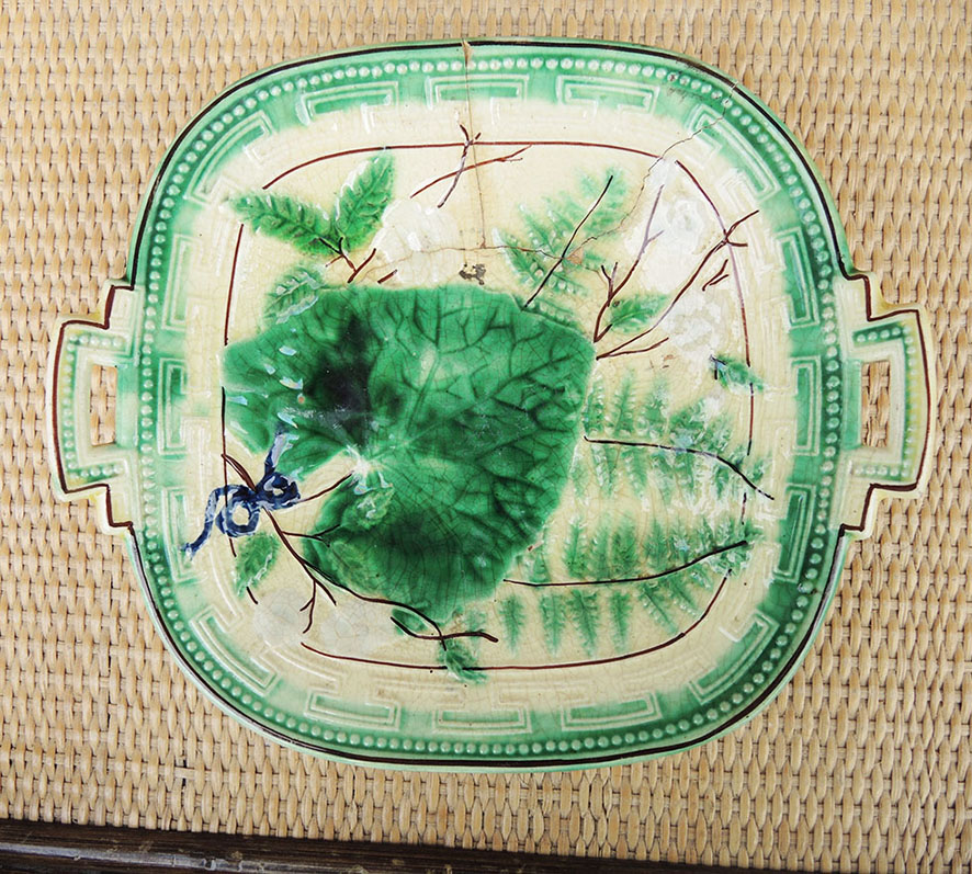 Ancienne Assiette Carrée en Barbotine Décor Végétal