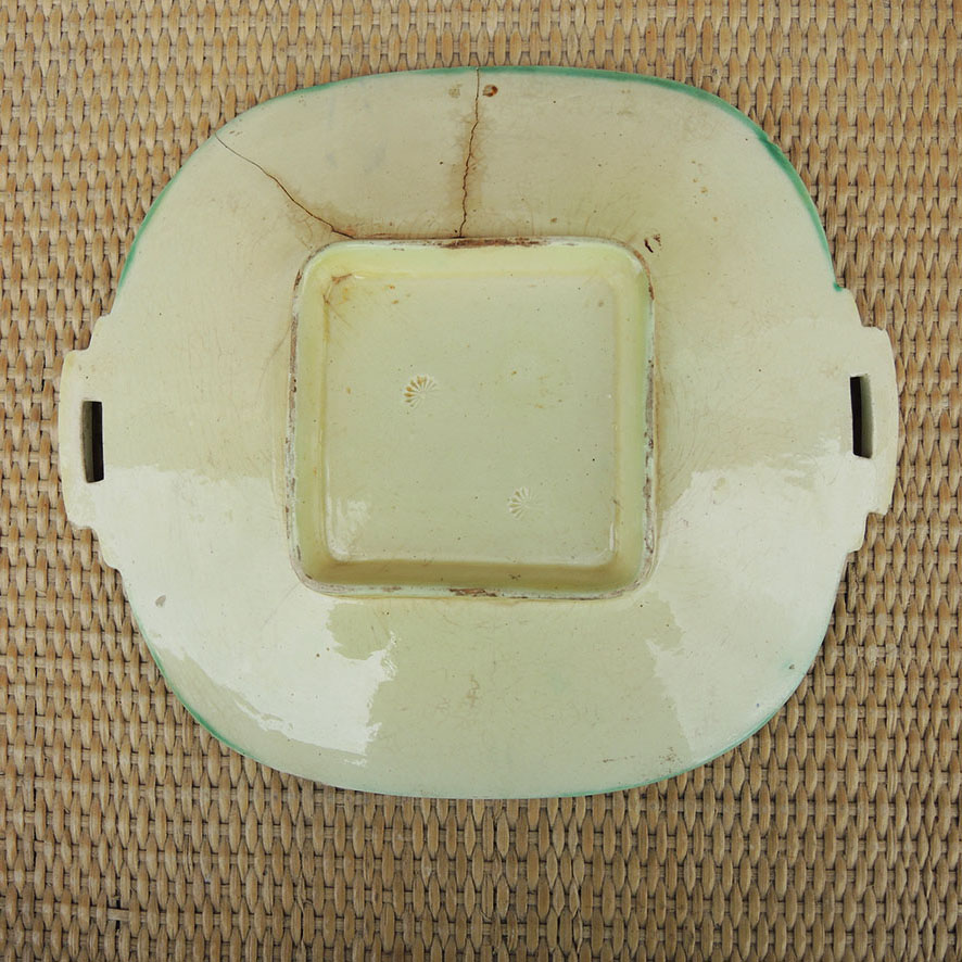 Ancienne Assiette Carrée en Barbotine Décor Végétal – Image 2