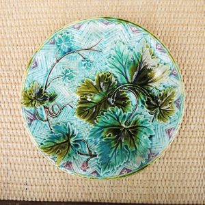 Ancienne Assiette en Barbotine : Feuille