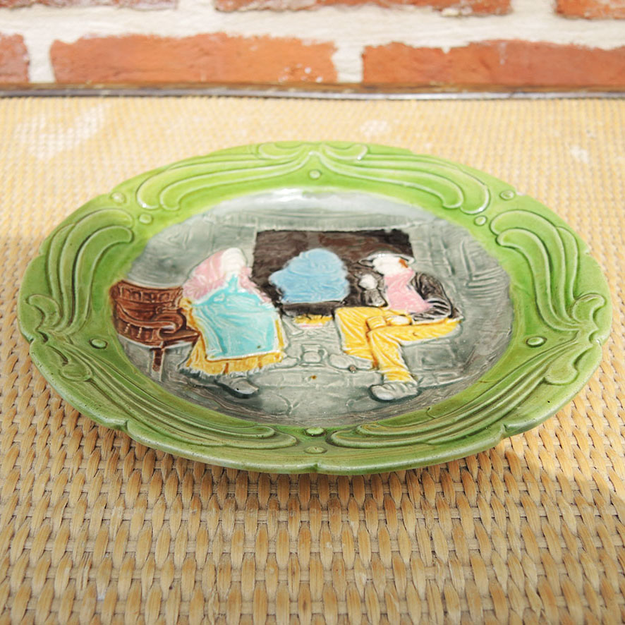 Ancienne Assiette en Barbotine : Couple de Paysans – Image 2