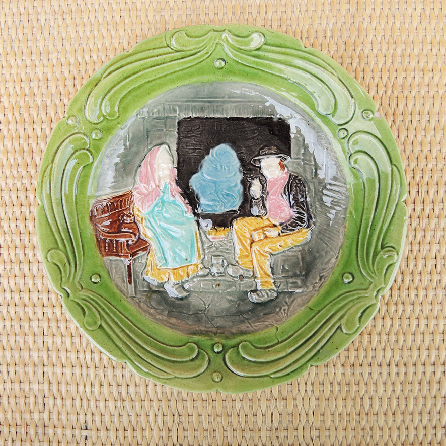 Ancienne Assiette en Barbotine : Couple de Paysans