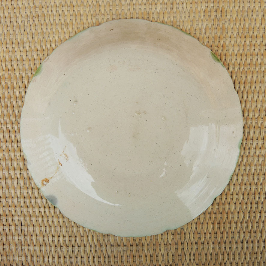 Ancienne Assiette en Barbotine : Couple de Paysans – Image 3