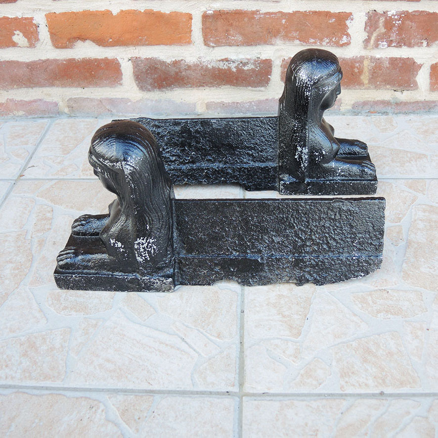 Anciens Chenets de Cheminée en Fonte Sphinx - Image 2