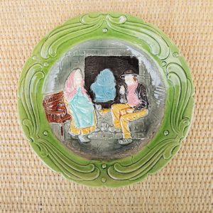 Assiette en Barbotine Vintage : Couple de Paysans