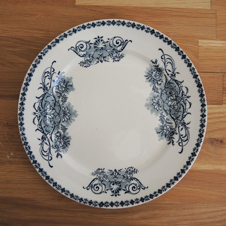 14 Anciennes Assiettes Plates Terre de Fer Auguste – Image 3