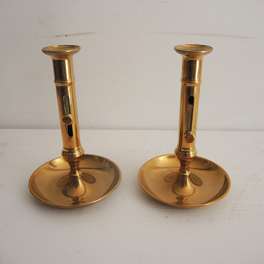 2 Anciens Bougeoirs Poussoir en Laiton