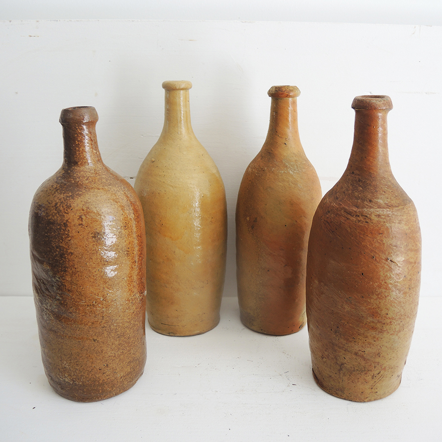 4 Anciennes Bouteilles en Grès