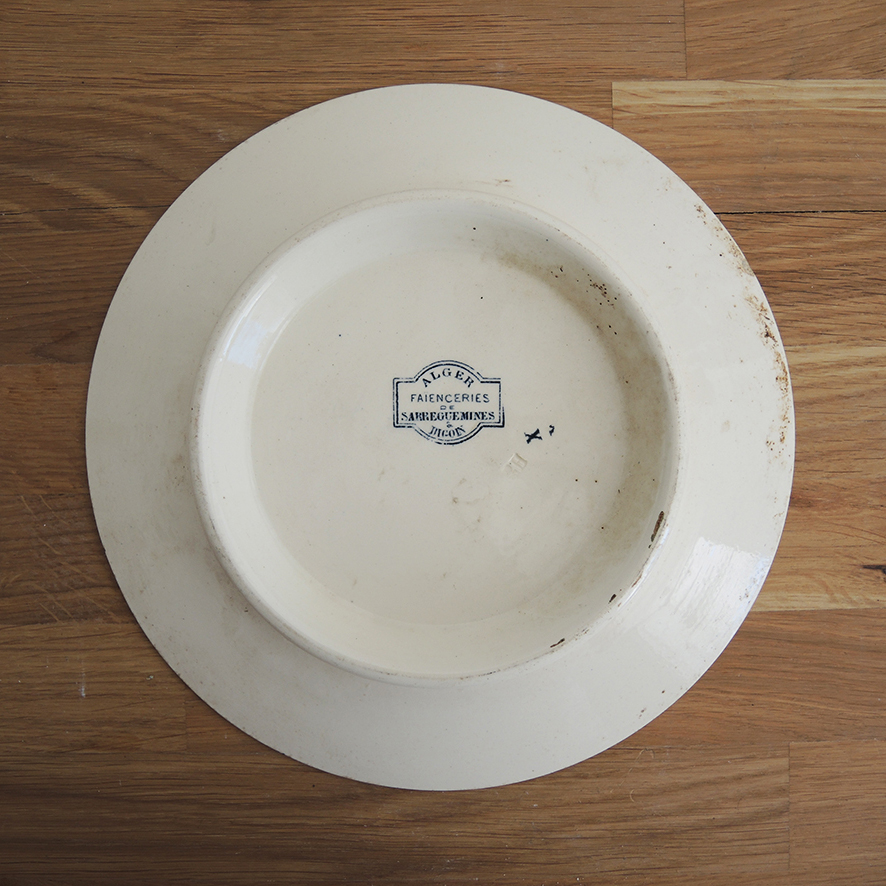 Ancien Plat à Tarte sur Pied en Céramique Sarreguemines - Alger - Image 3