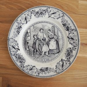 Ancienne Assiette Parlante Gien - Le Jour de Barbe