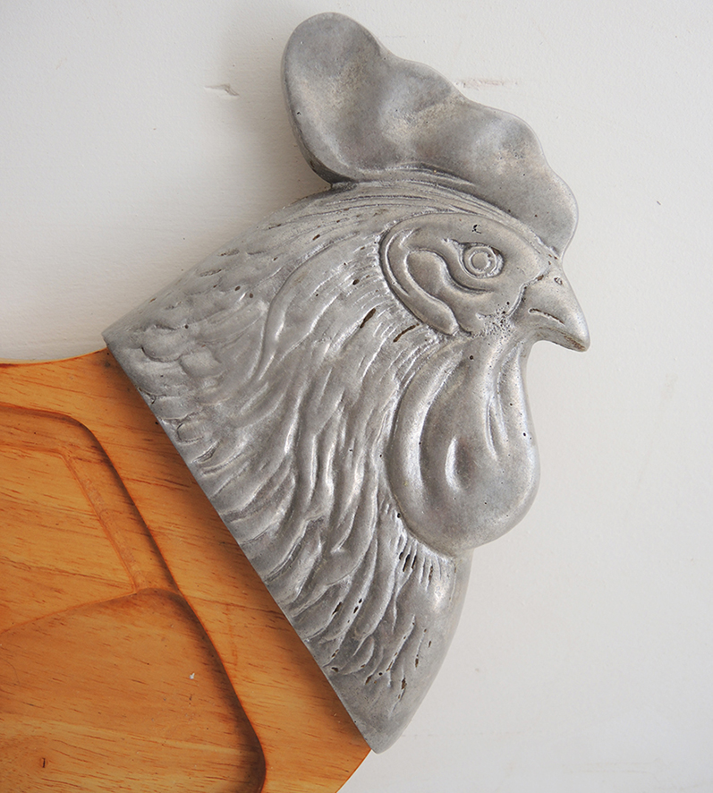 Ancienne Grande Planche à Découper Coq en Bois & Métal – Image 3