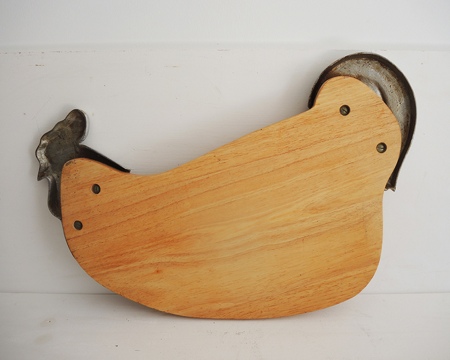 Ancienne Grande Planche à Découper Coq en Bois & Métal – Image 2