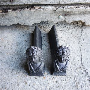 Anciens Chenets en Fonte Marie Antoinette