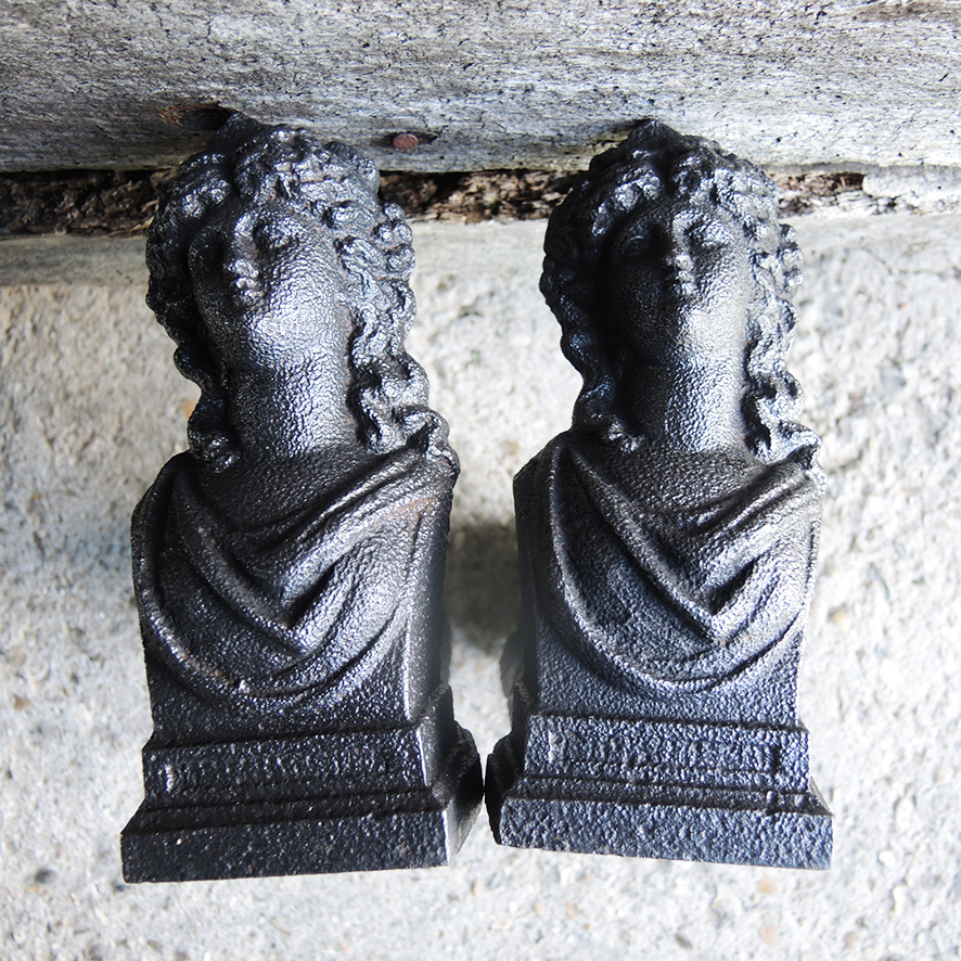 Anciens Chenets en Fonte Marie Antoinette - Image 2