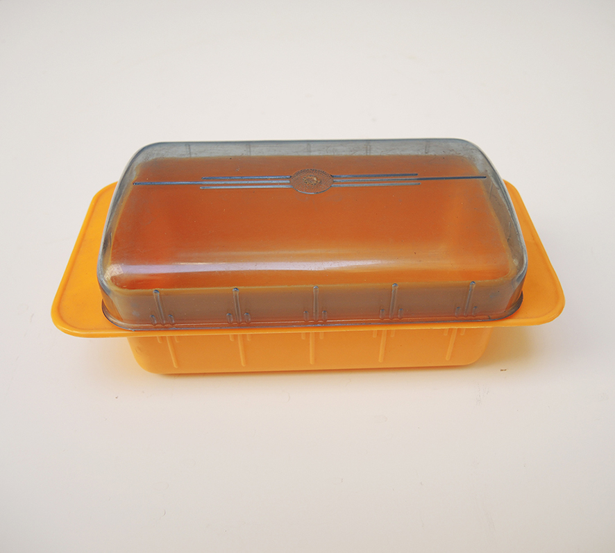 Ancien Beurrier en Plastique Bouton d'Or Deux Ailes