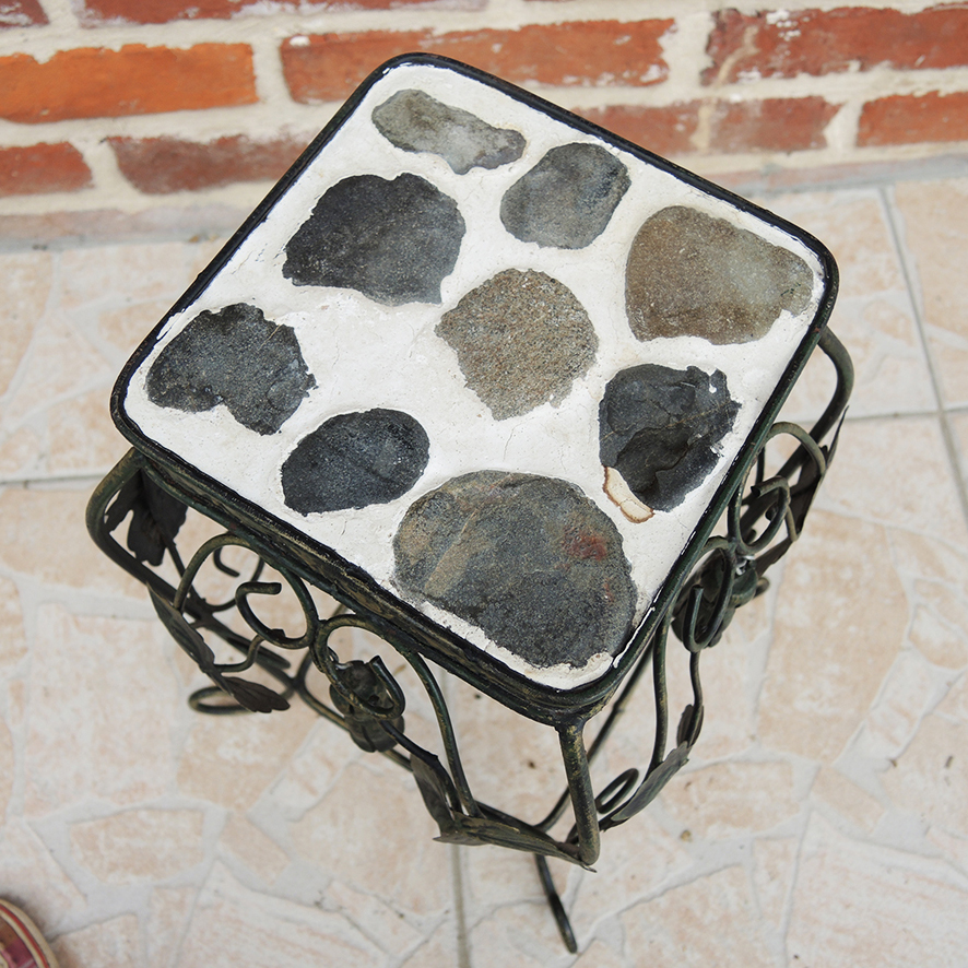 Ancien Porte Plante en Fer Forgé avec Galets - Image 3