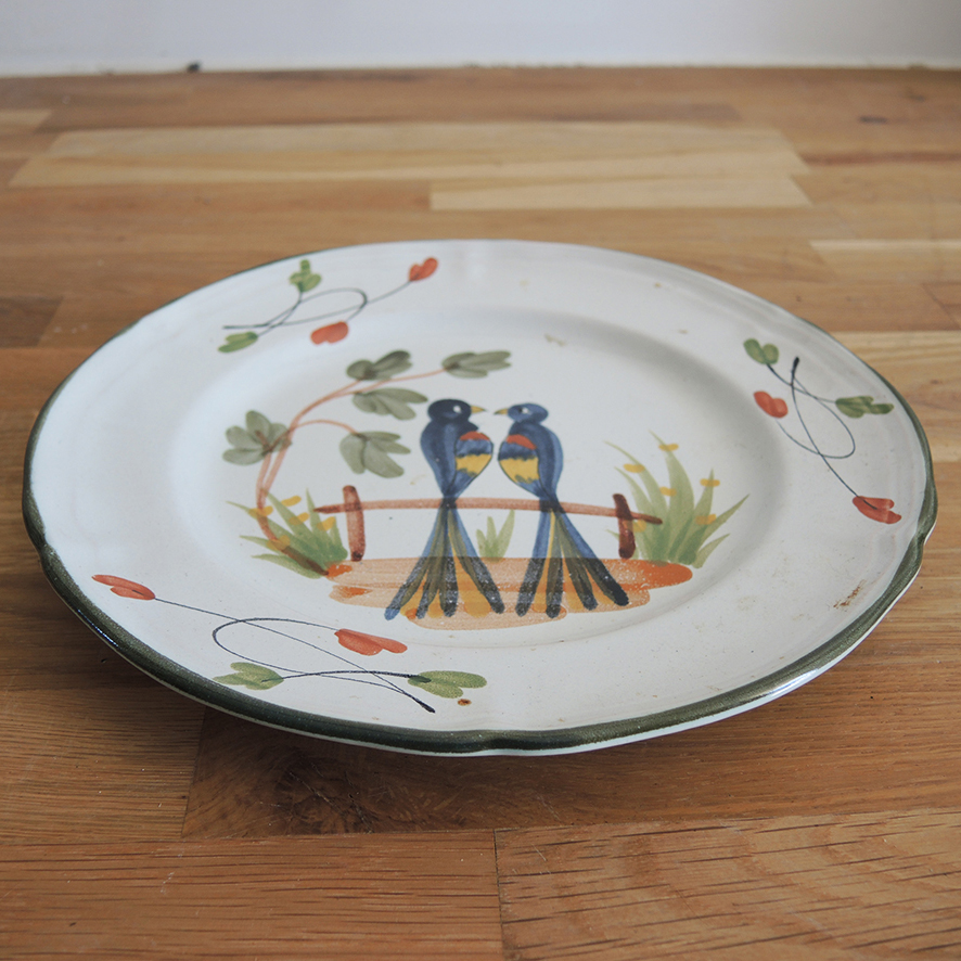 Ancienne Assiette en Céramique Peinte Main : 2 Oiseaux sur Barrière – Image 2