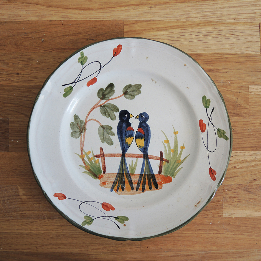 Ancienne Assiette en Céramique Peinte Main 2 Oiseaux sur Barrière