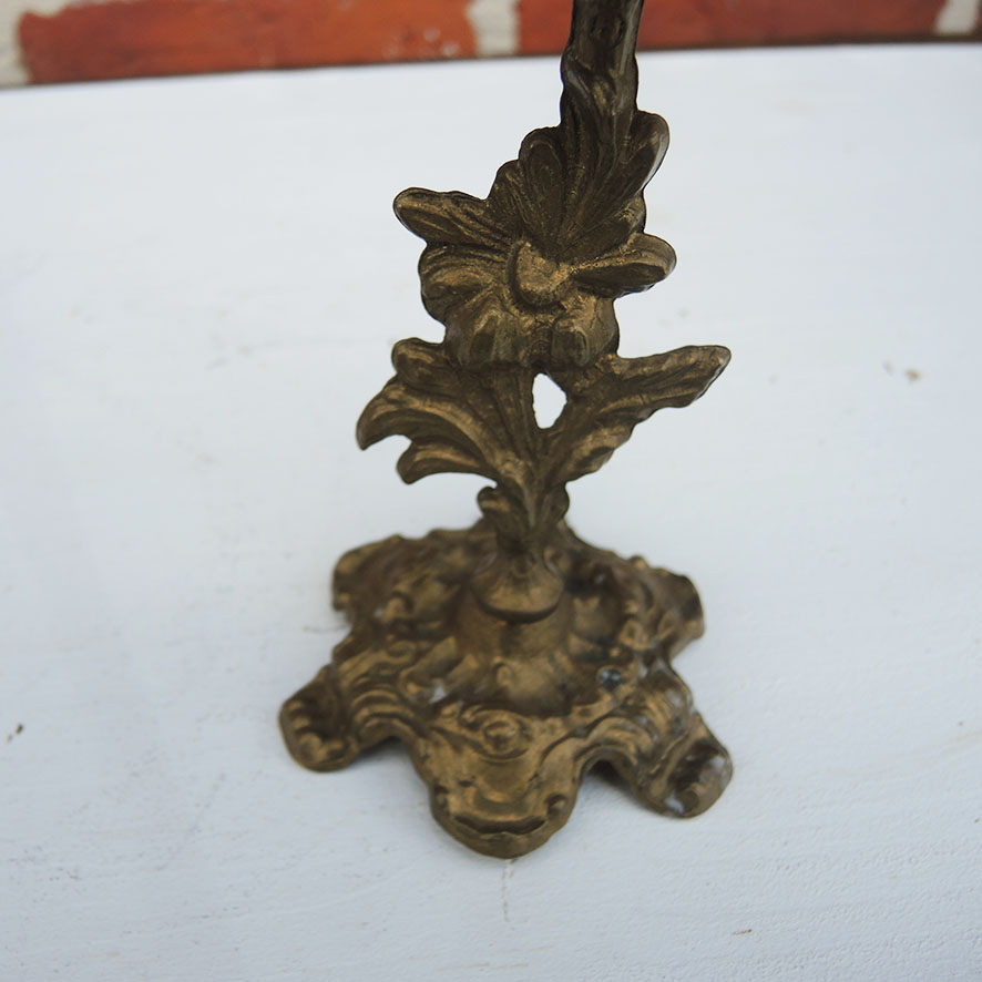 2 Anciens Bougeoirs en Laiton Doré avec Décor Floral – Image 2