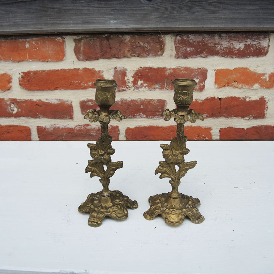 2 Anciens Bougeoirs en Laiton Doré avec Décor Floral