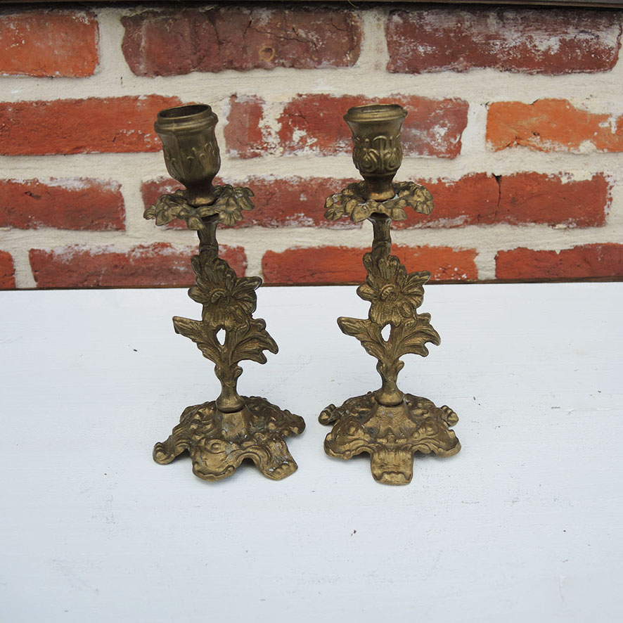 2 Anciens Bougeoirs en Laiton Doré avec Décor Floral – Image 3