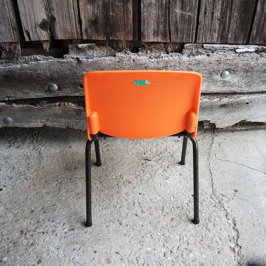 5 Anciennes Chaises Pour Enfant en Plastique Moulé Orange - Image 7