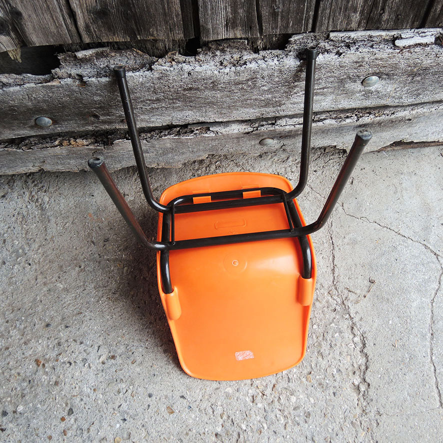 5 Anciennes Chaises Pour Enfant en Plastique Moulé Orange - Image 4