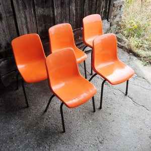 5 Anciennes Chaises Pour Enfant en Plastique Moulé Orange