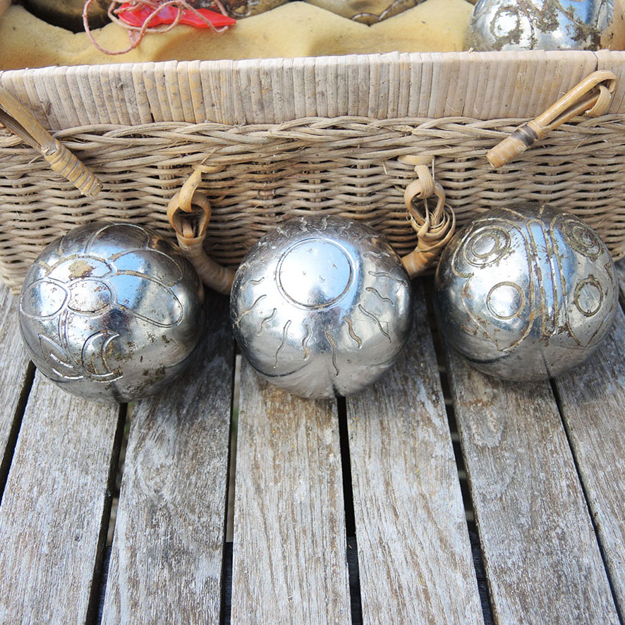 Ancien Coffret en Osier avec 8 Boules de Pétanque – Image 3