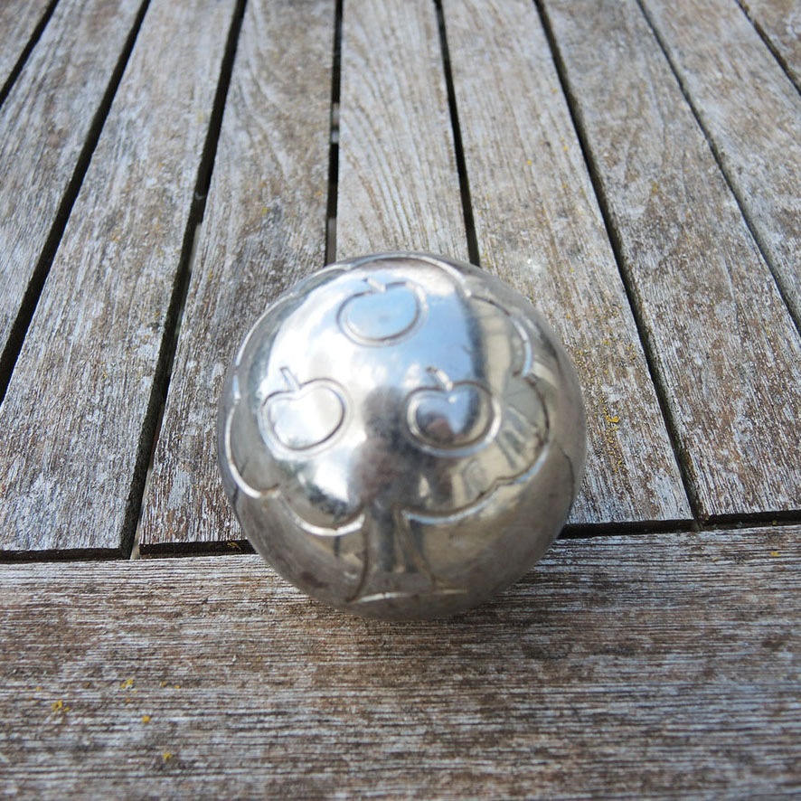 Ancien Coffret en Osier avec 8 Boules de Pétanque – Image 5