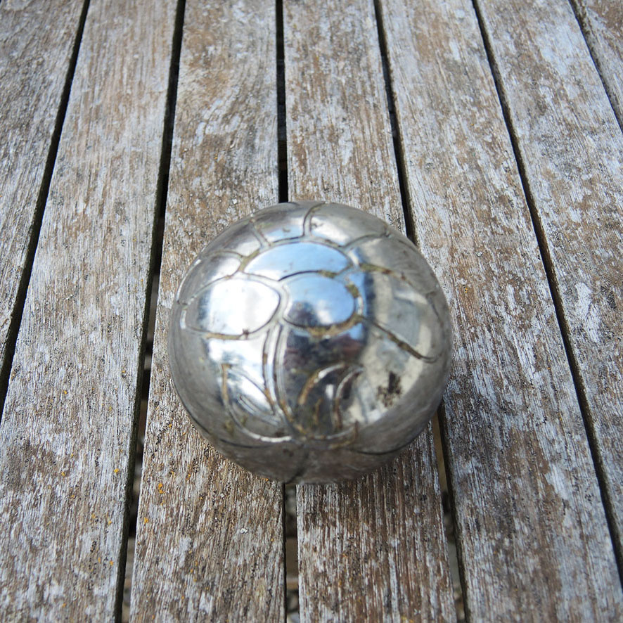 Ancien Coffret en Osier avec 8 Boules de Pétanque – Image 4