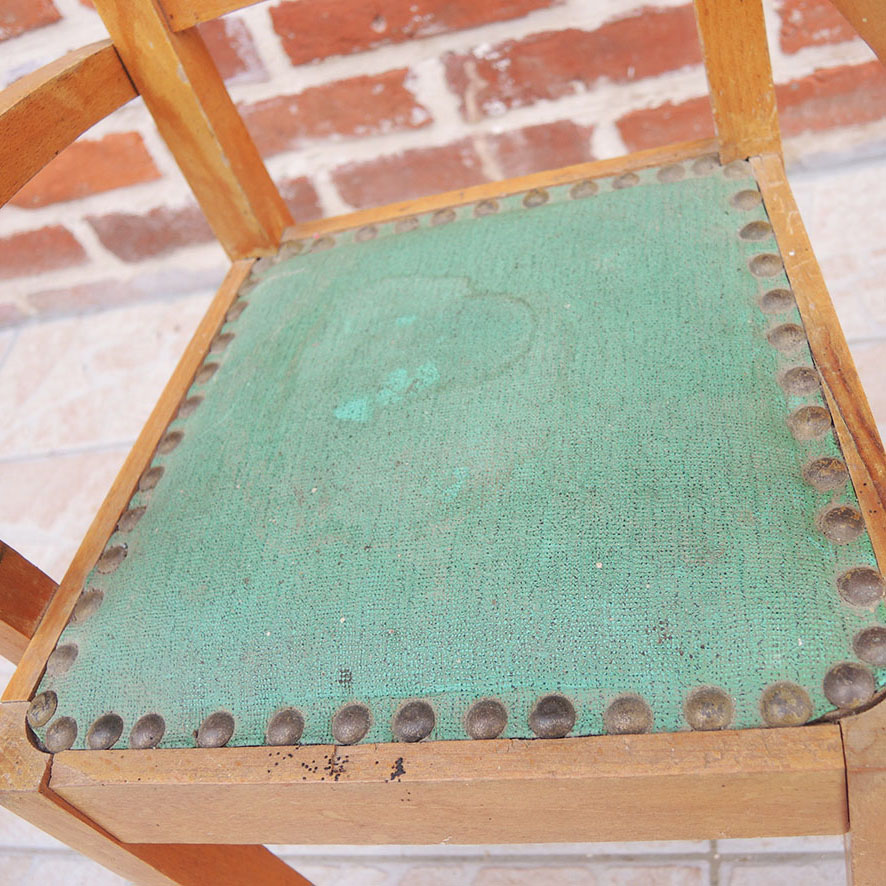 Ancien Fauteuil Enfant en Bois & Tissu Vert – Image 3