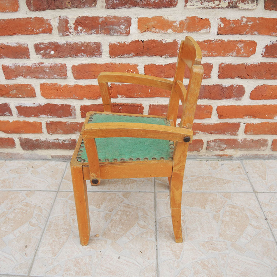 Ancien Fauteuil Enfant en Bois & Tissu Vert – Image 2
