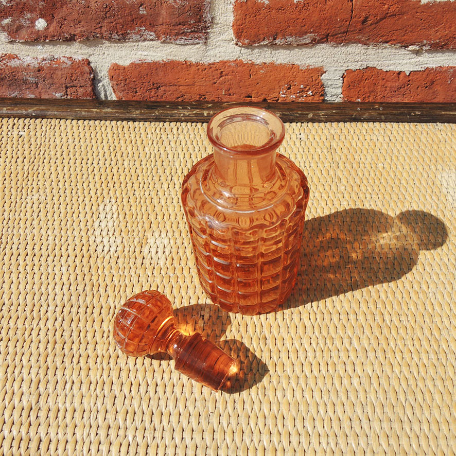 Ancien Flacon de Toilette en Verre Moulé Rose – Image 3
