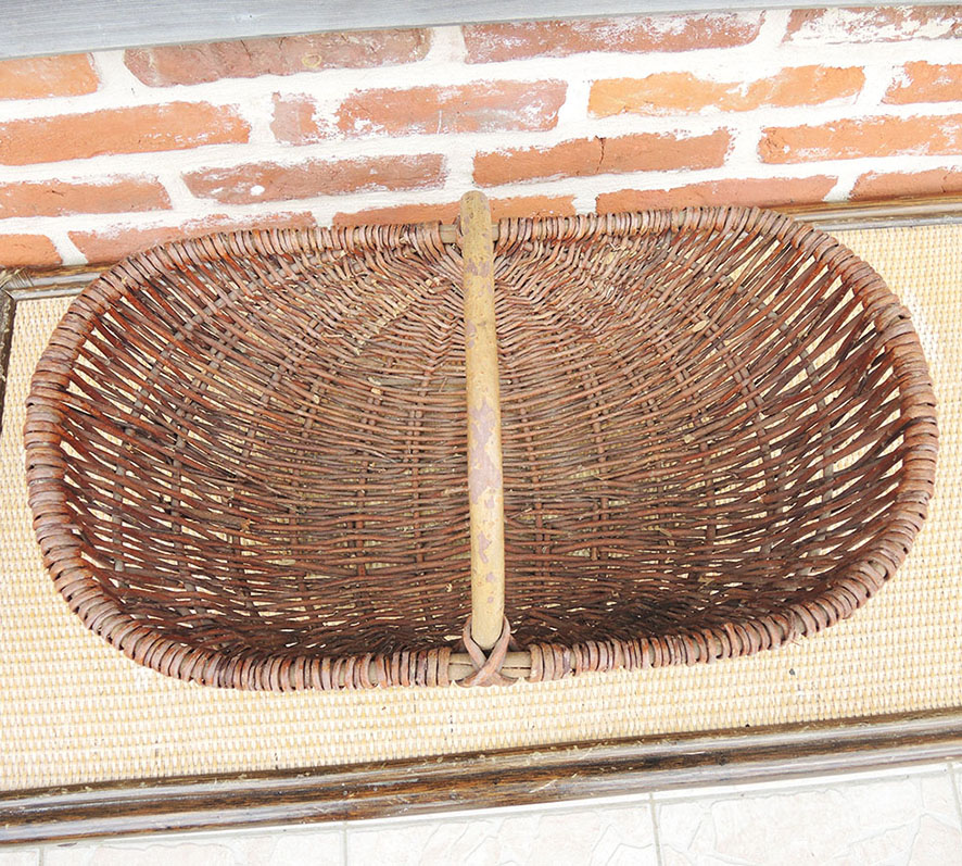 Ancien Panier de Récolte en Osier Foncé – Image 3