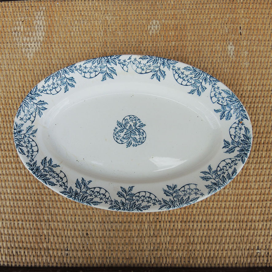 Ancien Plat Ovale en Terre de Fer